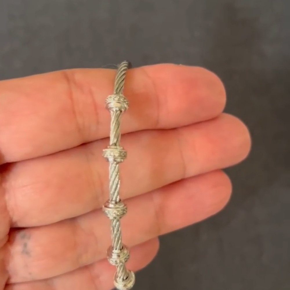 Sophisticated Silver Cable Bracelet with Knot Details